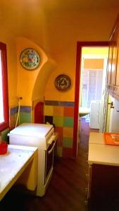 a small room with a kitchen with colorful walls at Casa Antica a 10 metri dalla Spiaggia con giardino interno in Porto Recanati