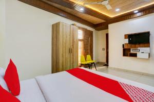 a bedroom with a bed and a flat screen tv at Super OYO Flagship Hotel Family Deluxe in New Delhi