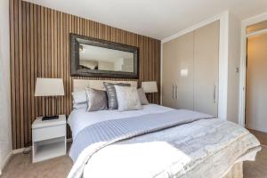 Tempat tidur dalam kamar di Stunning City Centre 1 Bed with Free Parking
