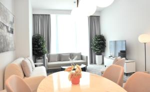 ドバイにあるSea Breeze Oasisのテーブルと椅子のあるリビングルーム