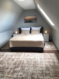 1 dormitorio con cama y alfombra en fewo-friends, en Reinfeld