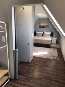 1 dormitorio con 1 cama y escalera en fewo-friends, en Reinfeld