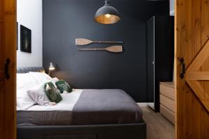 um quarto com uma cama e uma parede com tacos de basebol em Villa Julius Sopot em Sopot