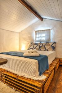 a bedroom with a bed on a wooden platform at Bangalô Arco Íris (Quadrado Trancoso) in Trancoso