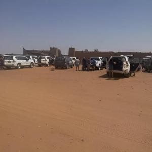 grupa samochodów zaparkowanych na parkingu w obiekcie Auberge Dinosaur Kem Kem w mieście Tafraoute Sidi Ali