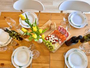 een tafel met borden en glazen wijn bij Winnica Nad Jarem in Sandomierz