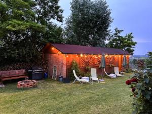 een tent met stoelen en verlichting in een tuin bij Winnica Nad Jarem in Sandomierz