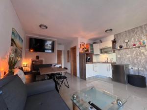Kuchyňa alebo kuchynka v ubytovaní Apartment Mira - Sea view