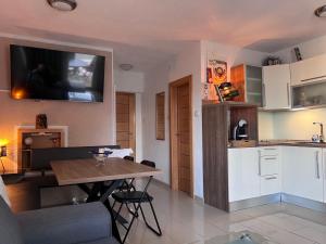 Kuchyňa alebo kuchynka v ubytovaní Apartment Mira - Sea view