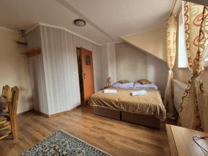 1 dormitorio con 1 cama grande en una habitación en Zającówka - IDEALNA lokalizacja - leśna enklawa w centrum miasta! Sauna, masaże, zabiegi spa!, en Szklarska Poręba