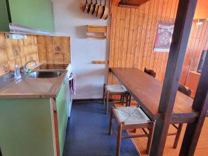 - une cuisine avec une table en bois et un évier dans l'établissement Studio Saint-Michel-de-Chaillol, 1 pièce, 4 personnes - FR-1-393-71, à Saint-Michel-de-Chaillol