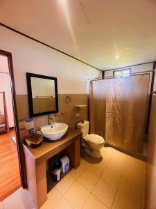La salle de bains est pourvue d'un lavabo, de toilettes et d'une douche. dans l'établissement Bella Athena Garden, à El Nido