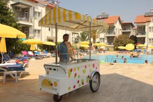 Bazén v ubytování Sunlight Garden Hotel nebo v jeho okolí