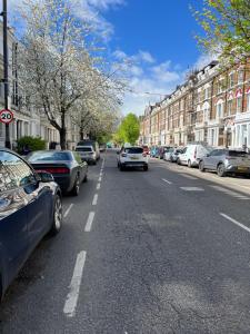 eine Straße mit am Straßenrand geparkt in der Unterkunft Holland Inn Hotel in London