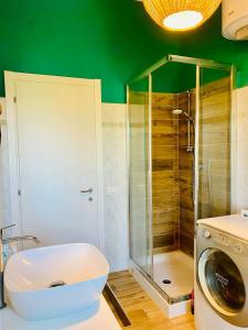 La salle de bains est pourvue d'une douche et d'un lave-linge. dans l'établissement Family House, à Santa Severa