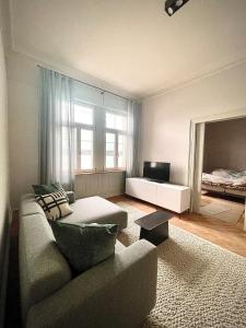 a living room with a couch and a television at Exklusive Wohnung im Herzen von Göppingen in Göppingen