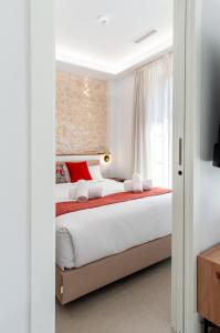 sypialnia z 2 łóżkami i oknem w obiekcie Myflats Luxury Cathedral w Alicante