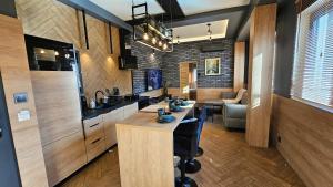 una cucina con un tavolo e un divano in una stanza di Apartamenty Kąpielowa Platynowy a Ełk