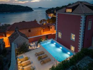 eine Luftaufnahme eines Hauses mit Swimmingpool in der Unterkunft Cavtat Old School in Cavtat