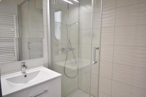 bagno bianco con doccia e lavandino di Point d'or L21 - Hossegor appartement 4 personnes plage piscine a Soorts-Hossegor