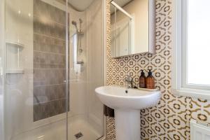 uma casa de banho com um lavatório e um chuveiro em Wiswell View Lodge: Pendle View Holiday Park em Clitheroe