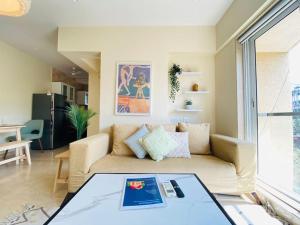 Χώρος καθιστικού στο 18 A, Khar West by Connekt Homes