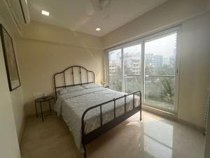 Ένα ή περισσότερα κρεβάτια σε δωμάτιο στο 18 A, Khar West by Connekt Homes +26 φωτογραφίες