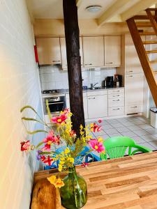 um vaso de flores em uma mesa em uma cozinha em De Veurdeale em Havelte