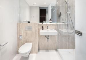een badkamer met een toilet, een wastafel en een douche bij Hotel Golf Prague in Praag