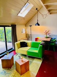 - un salon avec un canapé vert et une table dans l'établissement De Veurdeale, à Havelte