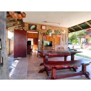 - un salon avec une table et une télévision dans l'établissement Pernjai Homestay บ้านคำข้อน, à Ban Lao