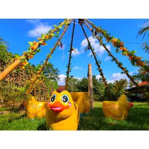 un groupe de canards en caoutchouc dans un parc dans l'établissement Pernjai Homestay บ้านคำข้อน, à Ban Lao