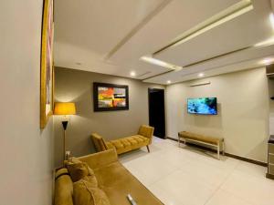 sala de estar con sofá y mesa en 401-NEXT INN Quality Living Starts Here! en Lahore