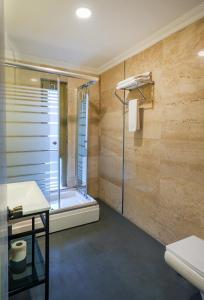 een badkamer met een douche, een toilet en een wastafel bij Orya Hotel in Istanbul