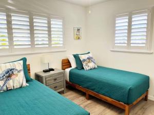 1 dormitorio con 2 camas y 2 ventanas en Modern Apartment - 3 of 4 en Punta Gorda