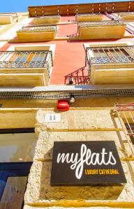 Znak z wypożyczalni na boku budynku w obiekcie Myflats Luxury Cathedral w Alicante