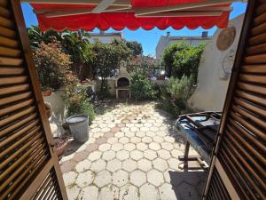 einen Außenblick auf eine Terrasse mit einem Tisch und einem Sonnenschirm in der Unterkunft Adria Home House in Marina di Cerveteri