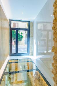 una habitación vacía con una pecera frente a una ventana en Myflats Luxury Cathedral, en Alicante