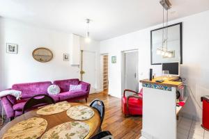 sala de estar con sofá púrpura y mesa en GuestReady - A happy place to stay in Paris, en París