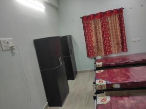 een kamer met 2 stapelbedden en een gordijn bij N k ladies PG in Chennai