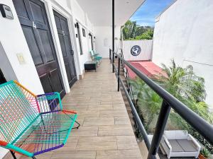 un balcón con coloridos carritos de compras en una casa en Surf Ranch Tamarindo, en Tamarindo