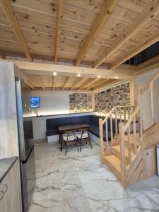 米蒂利尼的住宿－Ελιά Ξενώνας / Elia Xenonas，一间厨房和带木制天花板的用餐室