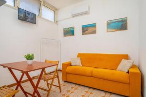 een woonkamer met een bank en een tafel bij Pied a Terre Taormina mare in Taormina