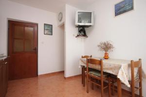 a dining room with a table and chairs and a door at Apartments with a parking space Sali, Dugi otok - 910 in Sali