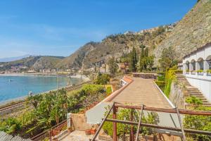 een uitzicht op het strand vanaf de trap van een gebouw bij Pied a Terre Taormina mare in Taormina