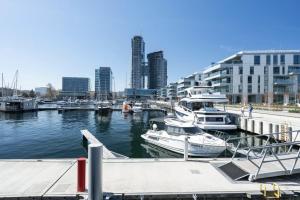 Oceanview Apartment baltyk Gdynia -Bezpłatny parking في غدينيا: مجموعة من القوارب رست في الميناء