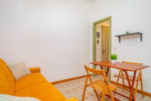 een woonkamer met een bank en een tafel bij Pied a Terre Taormina mare in Taormina