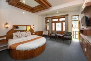 Voodi või voodid majutusasutuse The Village Manali- Café, Bar & Bistro toas