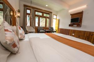 Voodi või voodid majutusasutuse The Village Manali- Café, Bar & Bistro toas