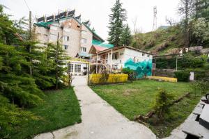 Aed väljaspool majutusasutust The Village Manali- Café, Bar & Bistro